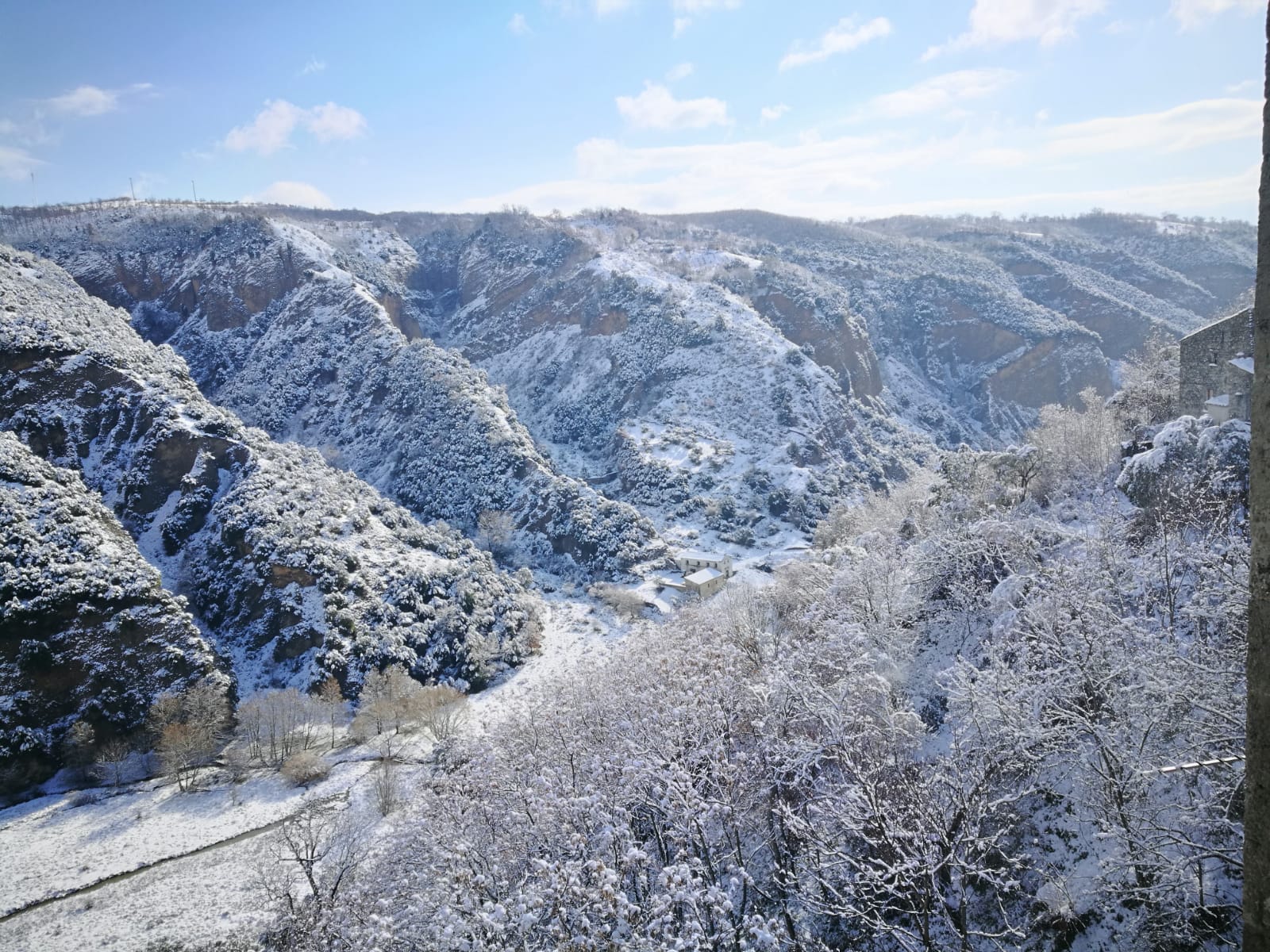 La vallata della Fiumara Armentese innevata. In basso il Monastero di Santa Maria