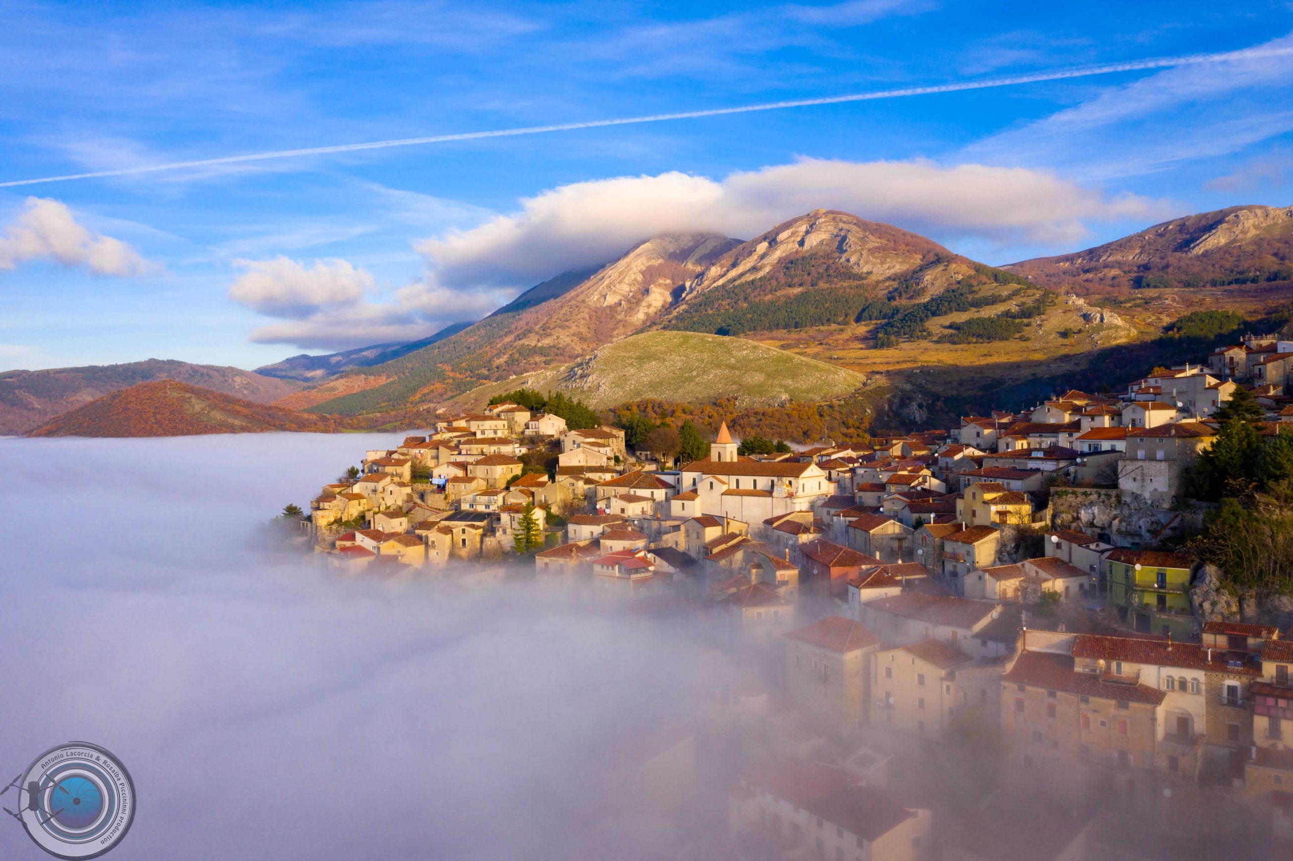 Il borgo di Marsicovetere avvolto in una coltre di nebbia