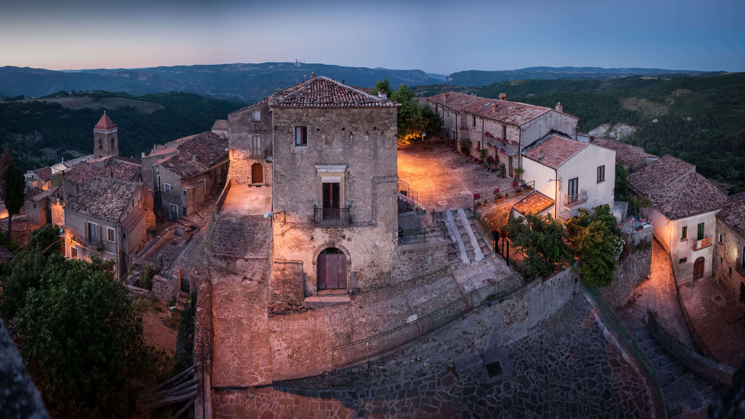 Il centro storico e il palazzo baronale "Sifola Di Trani". Scattata dalla sommità della torre dell'orologio, ovvero quello che resta del campanile della Chiesta Matrice di San Lorenzo distrutta dal terremoto del 1857, la foto mostra una panoramica sul Palazzo Baronale.