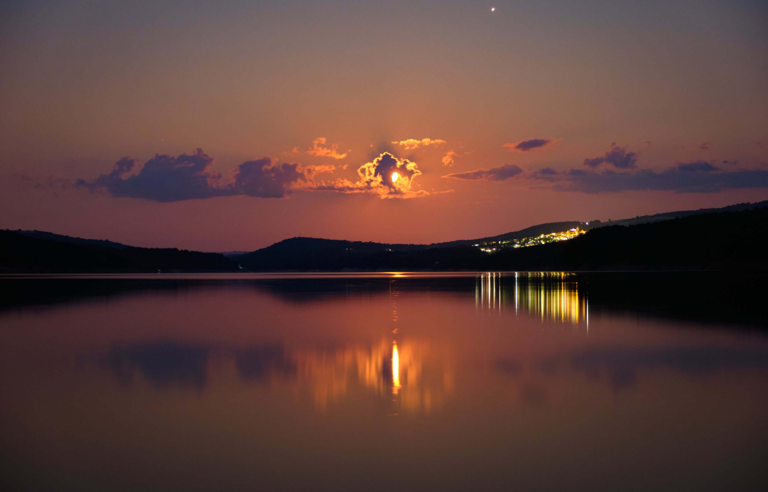 Spinoso, il Lago e la Montagna alla luce della luna (foto M. Bonelli)