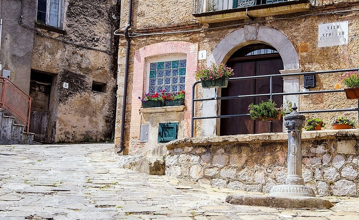 Scorcio con fontana tra via Menotti e vico stretto della rosa